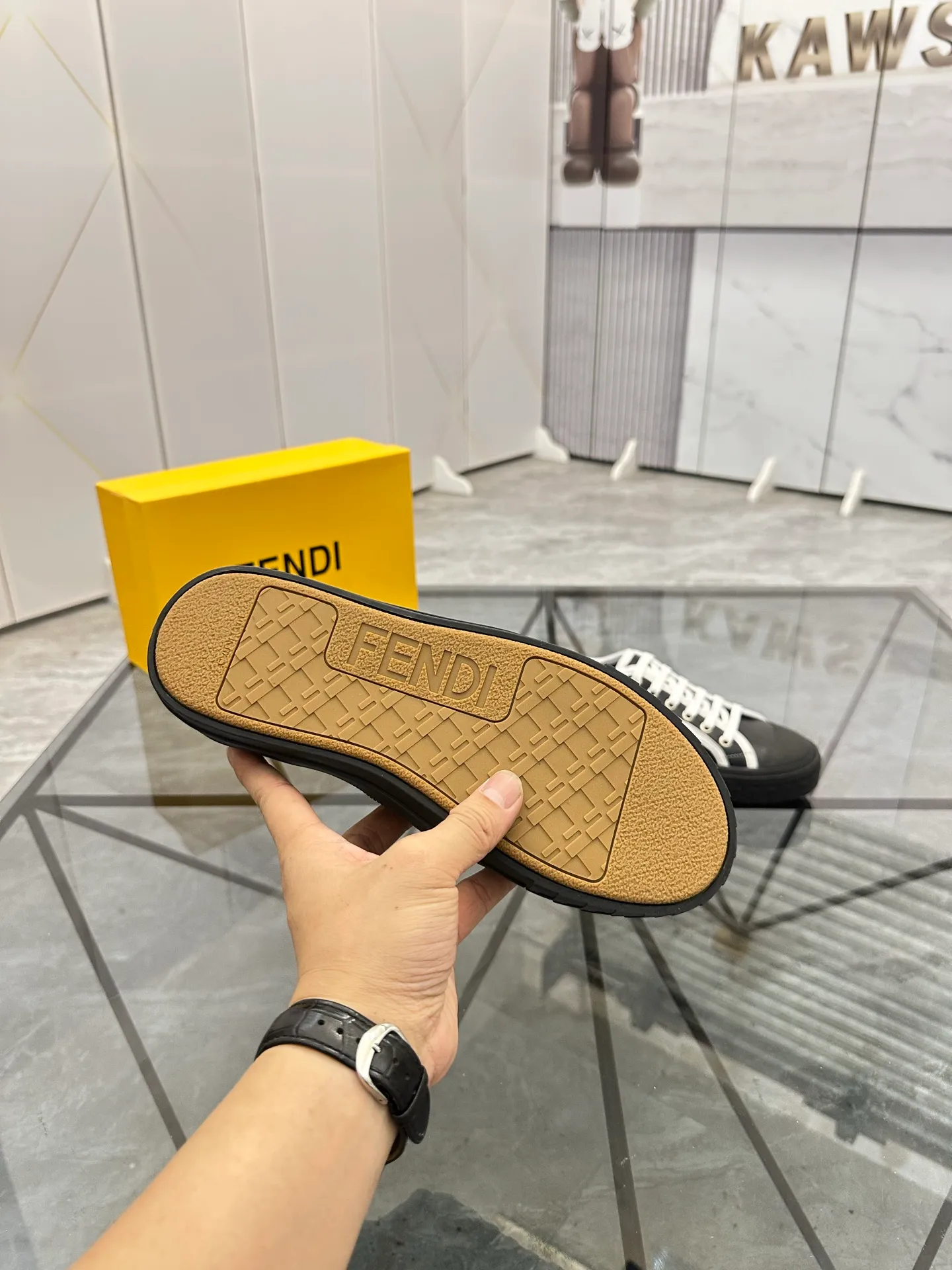 Selling men's shoes 💰: 💰P440¥ Product trademark: Fendi* "Fendi*" low-top casual shoes Regular size: 38-44 (can be customized to 45) Product materials: imported cowhide upper, sheepskin lining, original outsole. No.:6735